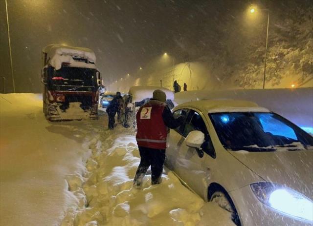 17 kilometrelik araç kuyruğunun oluştuğu Bolu'da Vali Ahmet Ümit açıkladı: 1950 yılından beri görülen en yoğun kar yağışı
