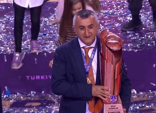 Türkiye'nin konuştuğu hoca! Finalde Fenerbahçe'den kupayı alınca hıçkıra hıçkıra ağladı: Teşekkürler anne