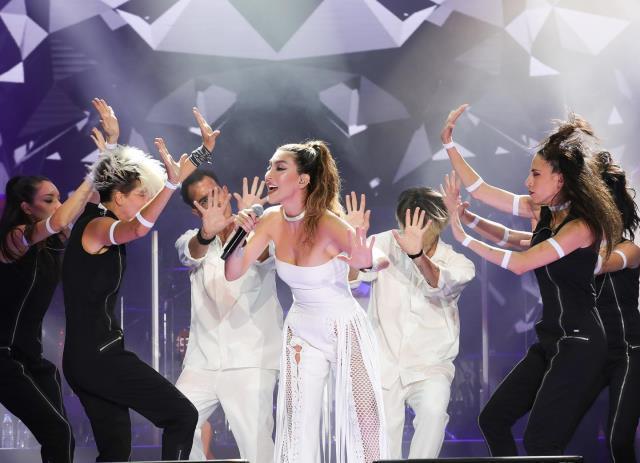 49 yaşındaki Hande Yener, sandalye üzerinde dans etti