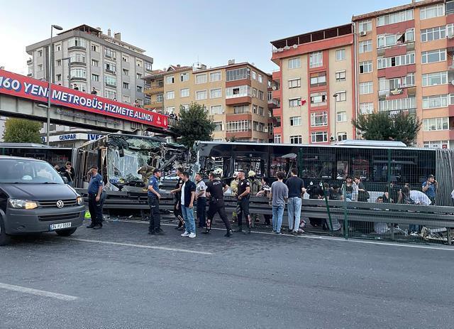 Avcılar'da iki metrobüsün kafa kafaya çarpıştığı kazadan gelen ilk görüntüler korkunç
