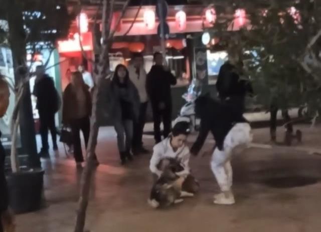 Kendisini ısıran köpeğe tekme atan adama vatandaşlardan meydan dayağı