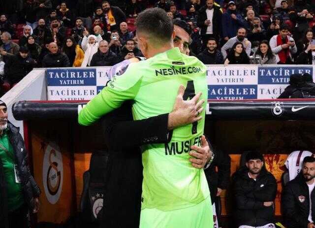Galatasaraylılar, statta yapılan anonsla çılgına döndü! Volkan Demirel'e tepki yağdı