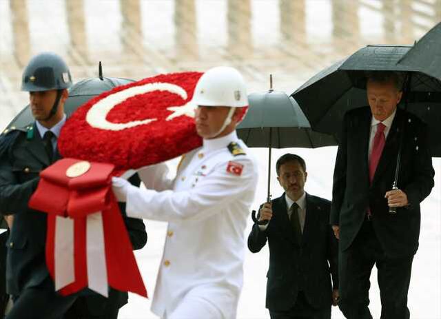 Cumhurbaşkanı Erdoğan Anıtkabir'de! Özel deftere düştüğü notta oy oranına dikkat çekti