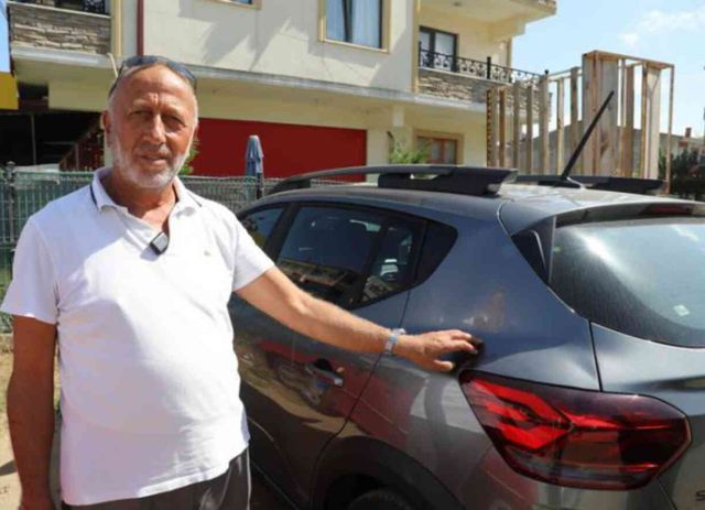 Kız arkadaşına sinirlenen genç, öfkesini sıfır arabadan çıkardı