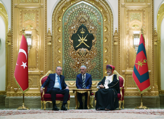 Cumhurbaşkanı Erdoğan'a Umman'da görkemli karşılama! F-16'lar peş peşe havalandı