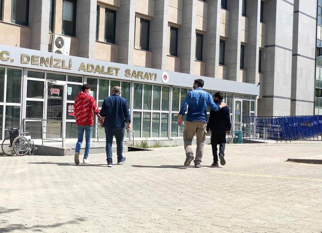 14 yaşındaki çocuk, lise öğrencisini okulun önünde defalarca bıçakladı