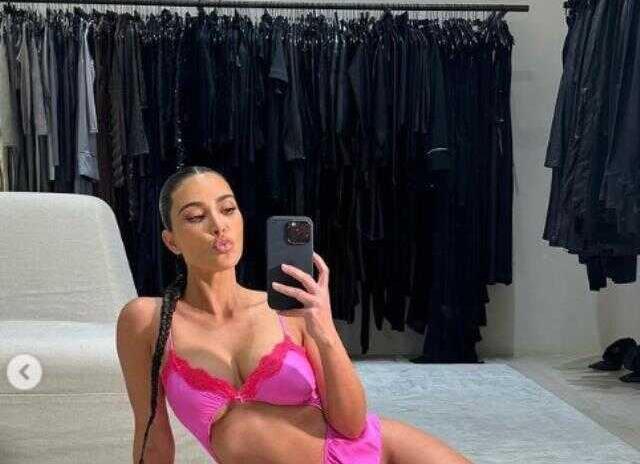 Kim Kardashian'a bikinisi küçük geldi! Ayna karşısında sere serpe art arda poz verdi