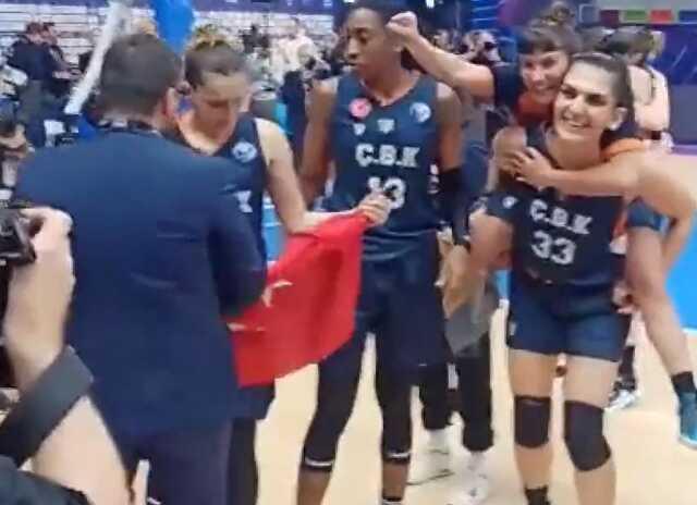 Türk bayrağı ile kutlamaya izin vermemişlerdi! Skandal olay sonrası FIBA sessizliğini bozdu