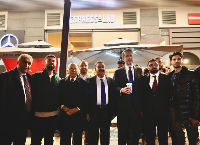 Bakan Bayraktar, Özel'in boykot çağrısı yaptığı EspressoLab'te kahve içti