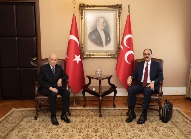 Yakın korumalarına bile emanet etmiyor! İşte İbrahim Kalın'ın yanından ayırmadığı çantanın sırrı