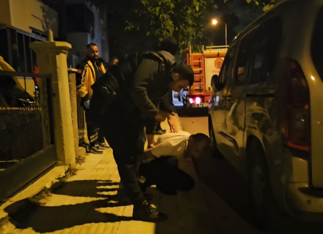 Arkadaşını kılıçla rehin aldı