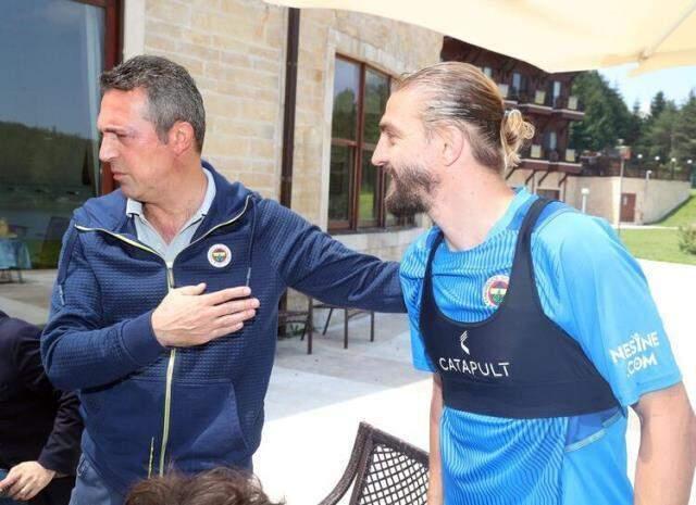 Topuk Yaylası'na giden Ali Koç'un Pereira'ya sarılması ve Caner'le verdiği kare dikkat çekti