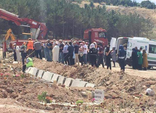 Kanser hastası eşini öldürüp intihar eden kişi, karısıyla yan yana defnedildi