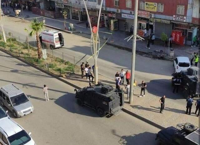 Kaçırdığı ambulansı kaldırımdaki kalabalığın üzerine doğru sürdü