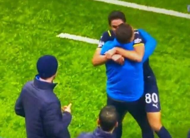 Helsinki maçında gol atan 18'lik Fatih Şanlıtürk, sevincini Vitor Pereira'yla paylaştı! O anlar taraftarları mest etti