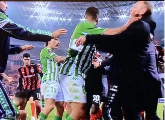 Böyle saldırı ne görüldü ne duyuldu! Kerem'i kulağından çekip yumruk attı