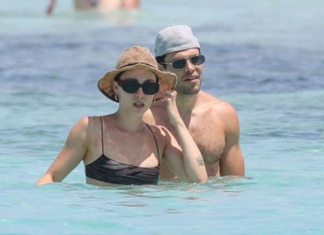 İtalyan şarkıcı Eros Ramazzotti'nin kızı, denizde sevgilisiyle öpüşürken görüntülendi