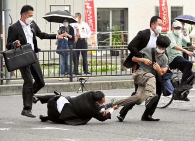 Eski Japonya Başbakanı Şinzo Abe, konuşma yaptığı sırada pompalı tüfekle vuruldu