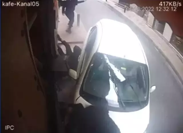 Oyuncu Ayten Soykök, aracıyla yayaların arasına daldı