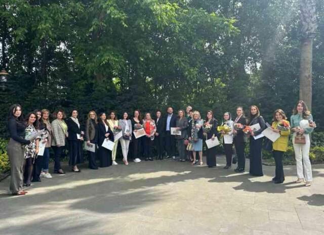 Depremzede anneler için düzenlenen etkinlikte Haberler.com CEO'su Sümeyra Teymur'a teşekkür plaketi