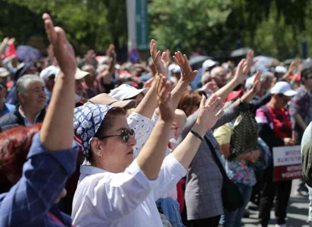 Özgür Özel'den mitingde ilk seçim vaadi: Emekli maaşı asgari ücretin 1.5 katı olacak