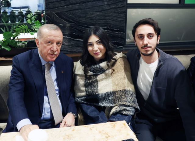 Cumhurbaşkanı Erdoğan bir kafede vatandaşlarla sohbet etti, çocukları sevdi