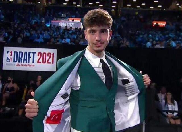 19 yaşındaki Alperen Şengün resmen NBA'de! Ceketine işlettiği Türk bayrağı göğsümüzü kabarttı