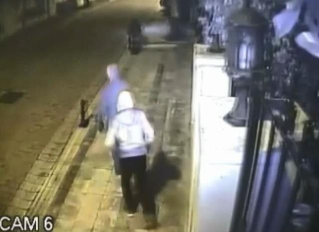 Dehşet anları kamerada! Avukat ile evine giren hırsızlar arasında çatışma çıktı