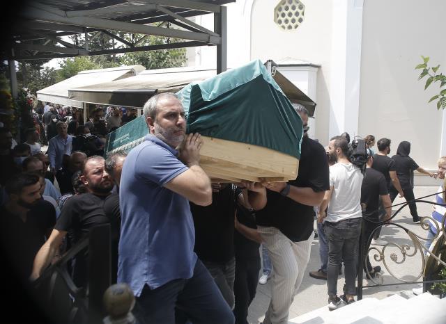 Ebru Gündeş'in annesi son yolculuğuna uğurlandı