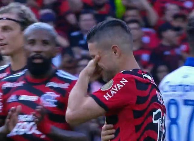 Eski Fenerbahçeli Diego Ribas, futbolu bıraktı! Son maçında sürpriz bir harekete imza attı