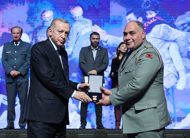 Cumhurbaşkanı Erdoğan, depremin kahramanlarını unutmadı: 55 bin kişiye madalya vereceğiz