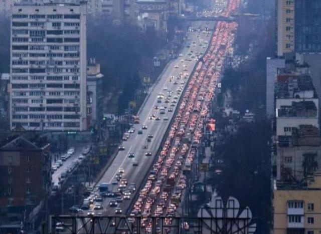 Ukrayna'dan kaçış başladı! Binlerce kişi sabahın erken saatlerinde Polonya sınırına doğru yola çıktı