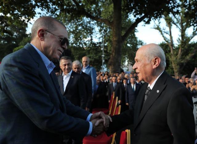 Saraçhane'deki 15 Temmuz anmasına konuşma metninin dışına çıkan Bahçeli'nin sözleri damga vurdu