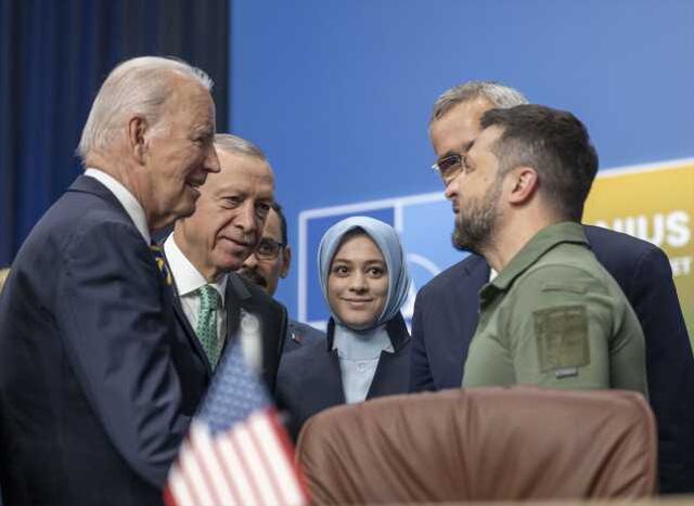 NATO Zirvesi öncesinde gülümseten anlar! Erdoğan, liderlerle ayaküstü sohbet etti