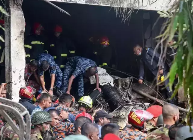 Bangladeş'in başkenti Dakka'da savaş uçağı okul kampüsüne düştü: En az 18 kişi hayatını kaybetti