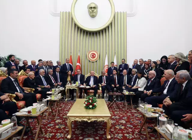 Meclis resepsiyonunda liderlerin yan yana görüntüsü