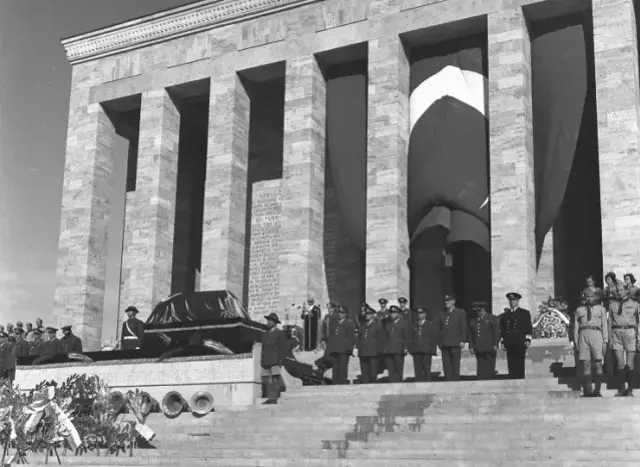 Cumhuriyetimizin kurucusu Ulu Önder Mustafa Kemal Atatürk'ün ebediyete intikalinin üzerinden 87 yıl geçti