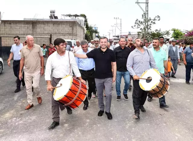 37 yıl sonra hayalleri gerçek olan mahalleli, belediye başkanını davul zurnayla karşıladı