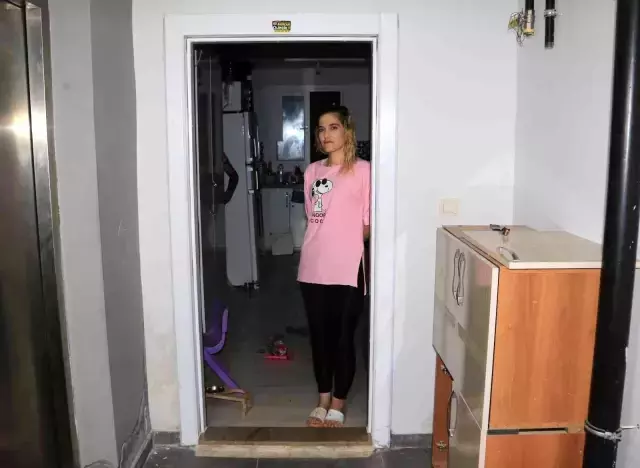 Ev sahibi, kiracısının çelik kapısını çaldı