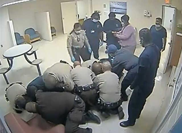 ABD'de siyahi genç, polis şiddeti sonucu nefessiz kalarak hayatını kaybetti