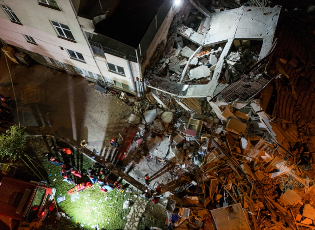 Balıkesir'de 6.1 büyüklüğünde deprem! Enkaz altında kalan 1 kişi hayatını kaybetti Balıkesir'de 6.1 büyüklüğünde deprem! Enkaz altında kalan 1 kişi hayatını kaybetti