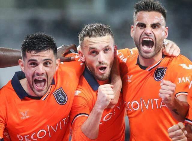 Emre Belözoğlu hocalık kariyerine müthiş başladı! Bileği bükülmüyor