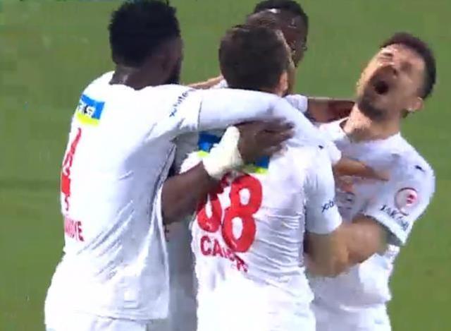 Sen ne yaptın Appindangoye! Sivassporlu futbolcu takım arkadaşını gole sevindiğine pişman etti