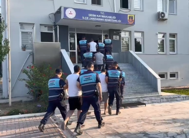 Didim'de Tur Otobüsüne Taşlı Saldırı: 5 Şüpheli Tutuklandı