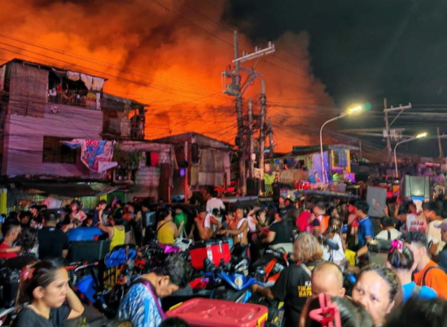 Filipinler'de başkenti Manila'da yangında 1100'den fazla aile evsiz kaldı