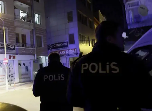 Balkonda bekleyen çocuklar ve çevredeki ekipler