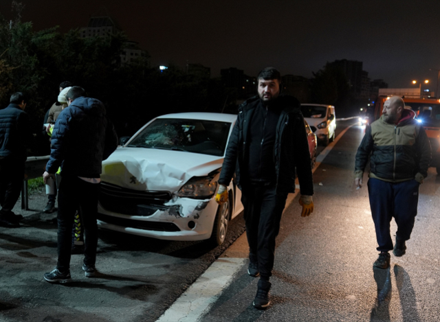 TEM Otoyolu'nda 8 araç birbirine girdi! Trafik kilitlendi