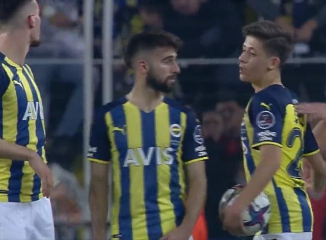 Genç yıldız yine sihrini yaptı! Arda Güler ilki yaşadı, maç topunu evine götürdü