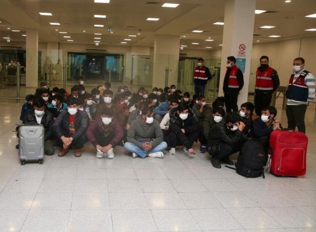 Afganistan ve Pakistan uyruklu 213 düzensiz göçmen sınır dışı edildi