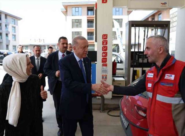 Akaryakıt istasyonuna uğrayan Cumhurbaşkanı Erdoğan vatandaşa sigara bıraktırdı
